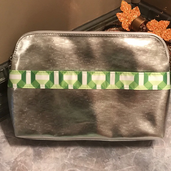 Set of 2 Clinique Cosmetic Bags - Picture 2 of 8